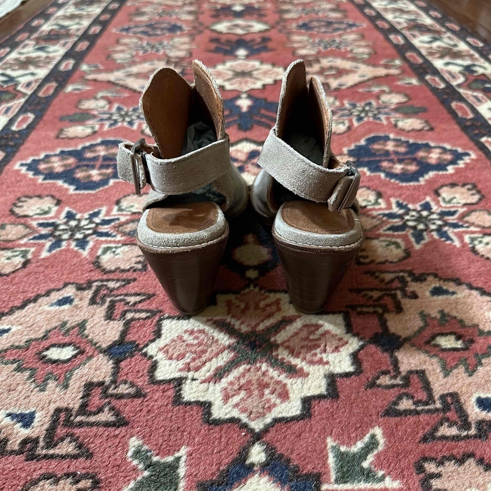 Frye Tan Suede Peep Toe Slingback Buckle Strap Ankle Bootie Heels Size 6 - Picture 5 of 16